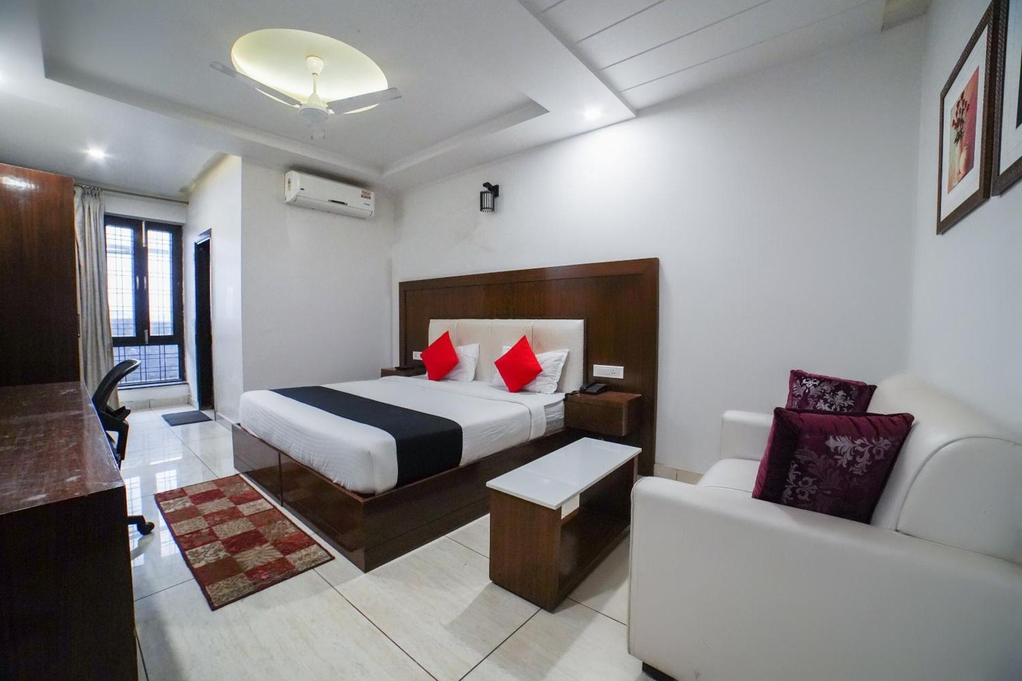 แคปิตัล โอ 67699 โฮเต็ล เปรมรัตนา Hotel เดห์ราดุน ภายนอก รูปภาพ