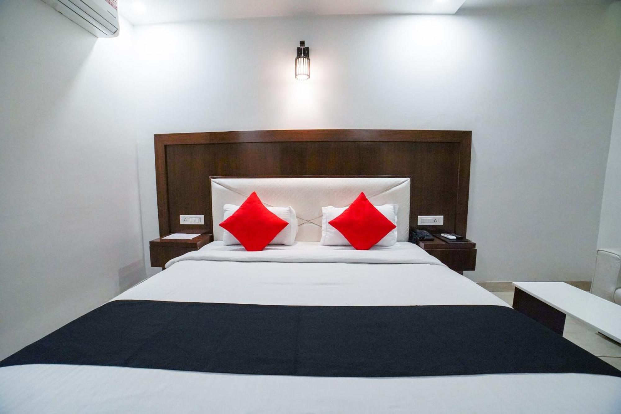 แคปิตัล โอ 67699 โฮเต็ล เปรมรัตนา Hotel เดห์ราดุน ภายนอก รูปภาพ