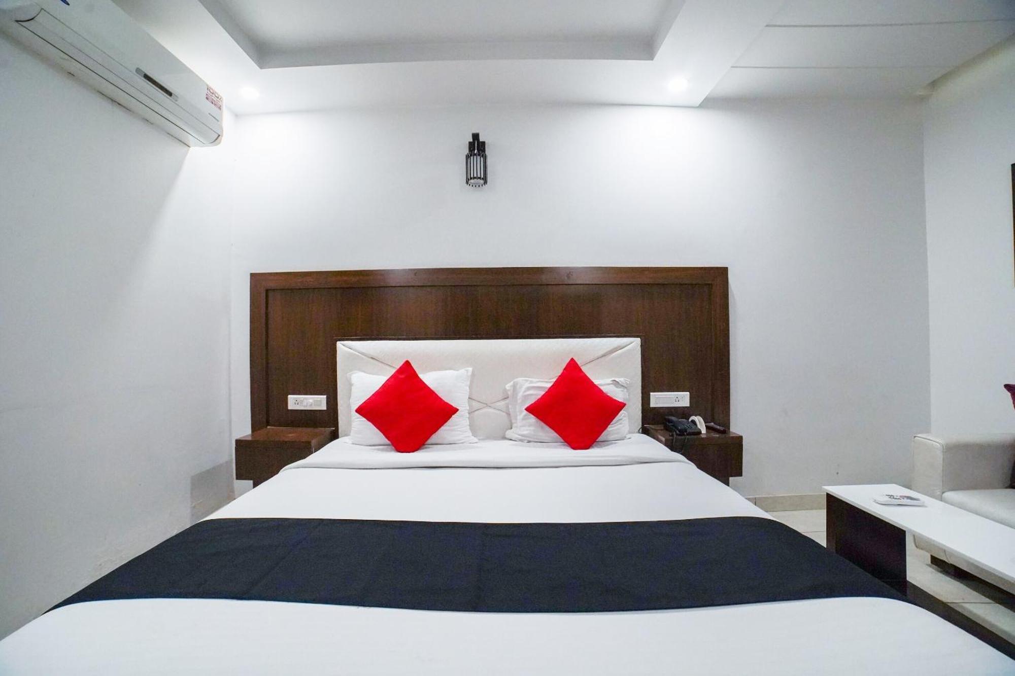 แคปิตัล โอ 67699 โฮเต็ล เปรมรัตนา Hotel เดห์ราดุน ภายนอก รูปภาพ