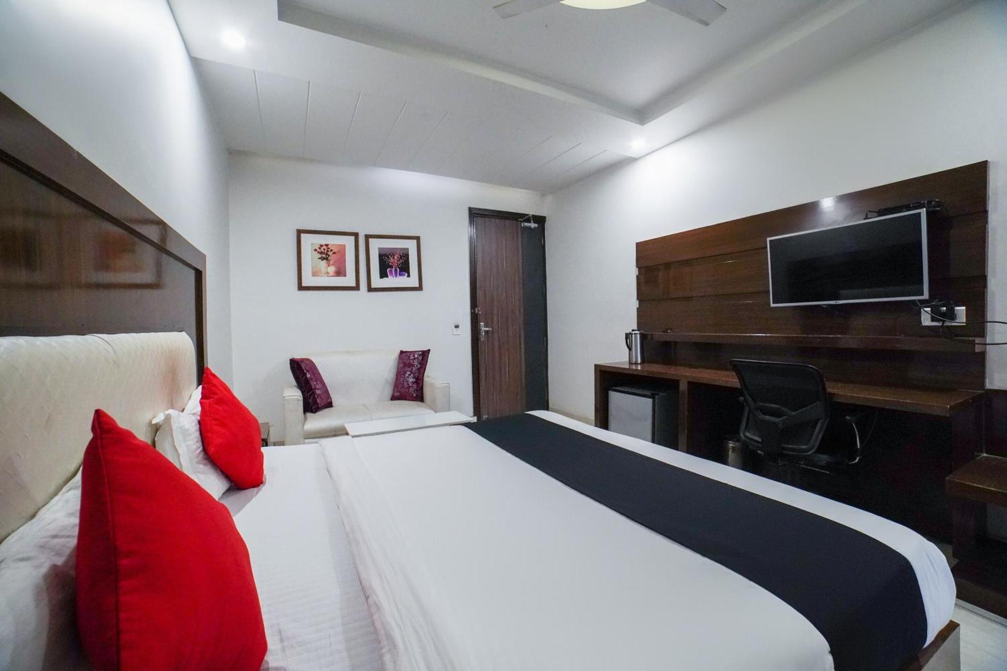แคปิตัล โอ 67699 โฮเต็ล เปรมรัตนา Hotel เดห์ราดุน ภายนอก รูปภาพ