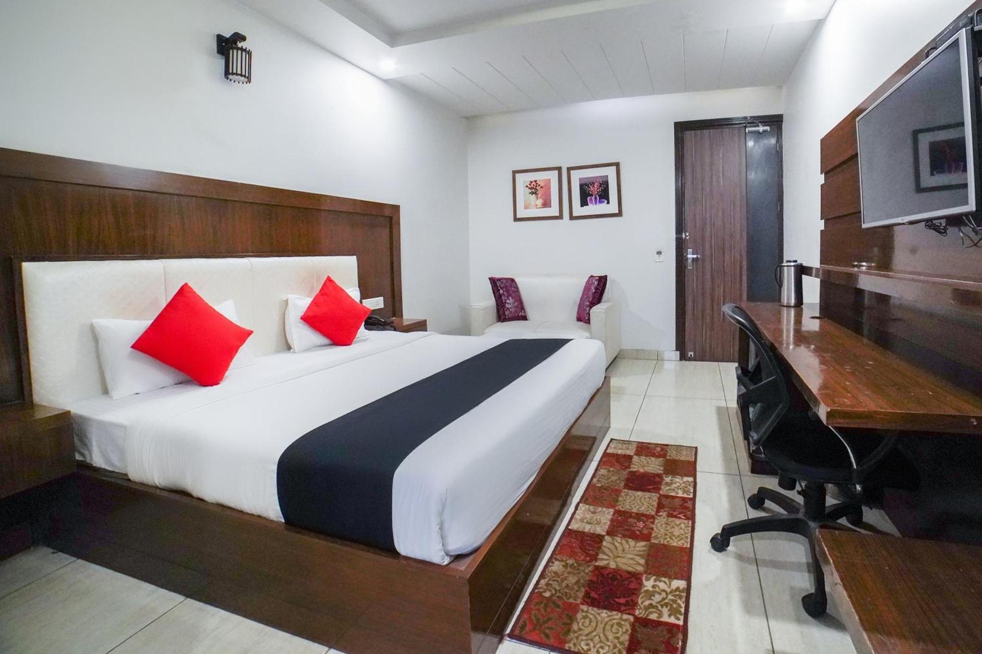 แคปิตัล โอ 67699 โฮเต็ล เปรมรัตนา Hotel เดห์ราดุน ภายนอก รูปภาพ