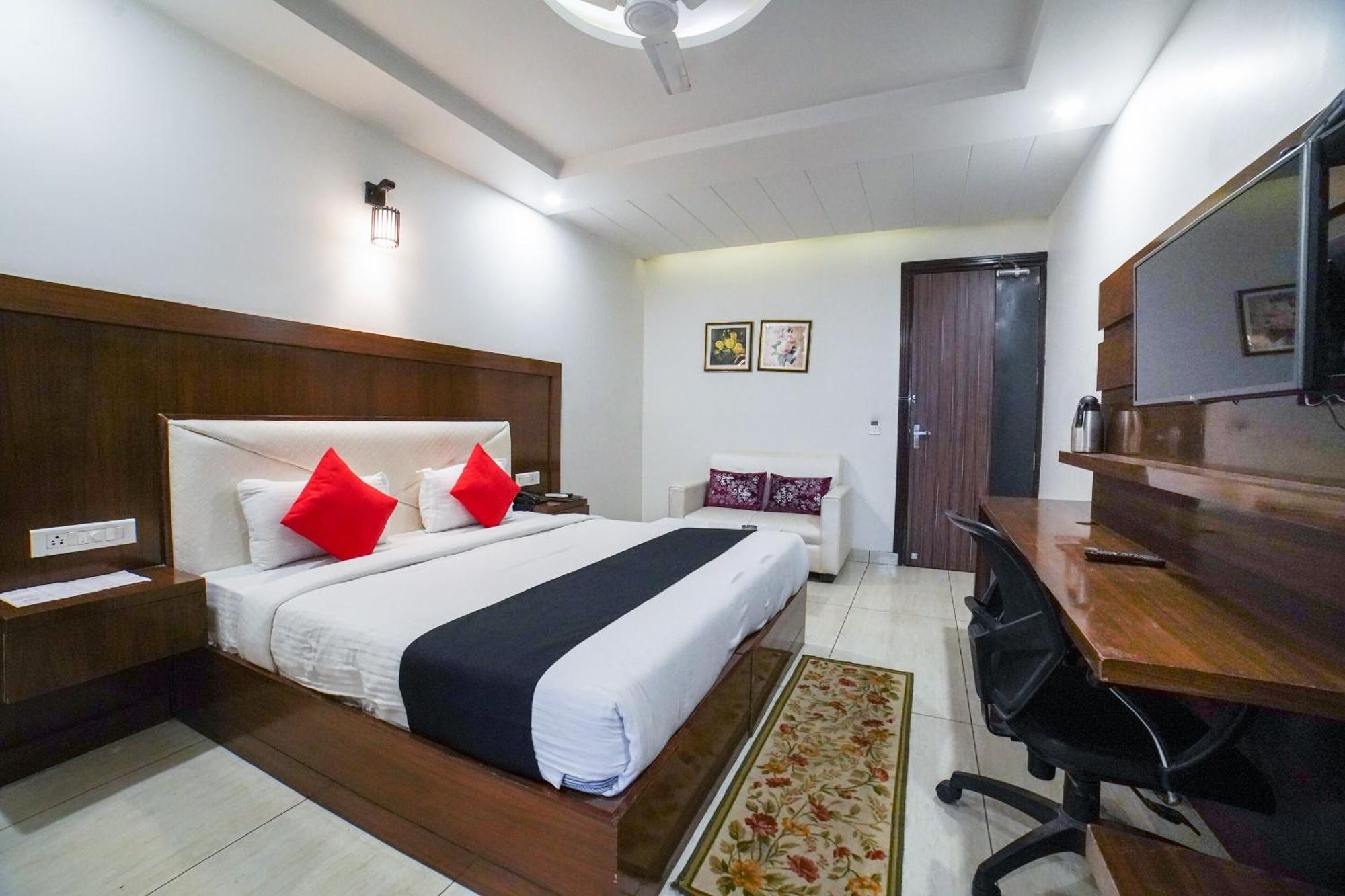 แคปิตัล โอ 67699 โฮเต็ล เปรมรัตนา Hotel เดห์ราดุน ภายนอก รูปภาพ