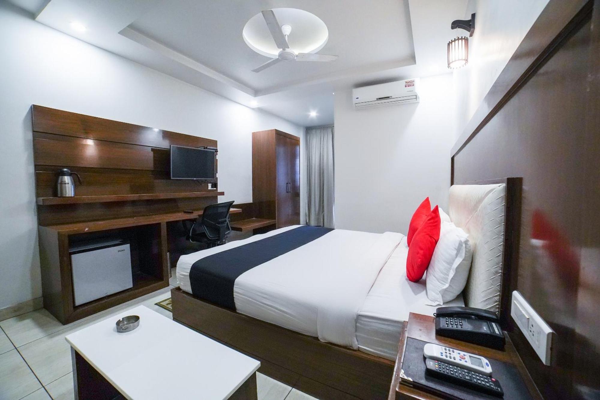 แคปิตัล โอ 67699 โฮเต็ล เปรมรัตนา Hotel เดห์ราดุน ภายนอก รูปภาพ